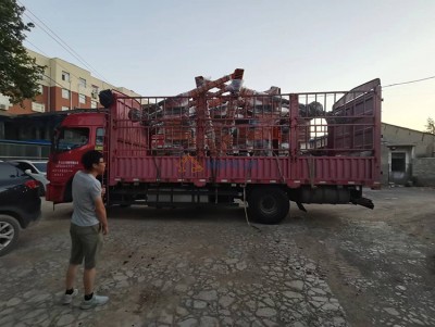 3 sett hydraulisk støpemanipulator er lastet på lastebilen og klar for levering.