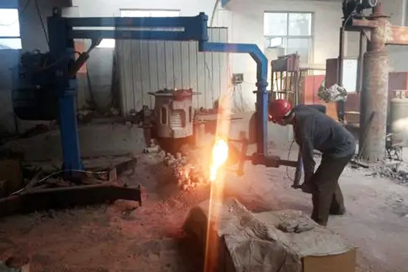 Industrial manipulator for Foundry